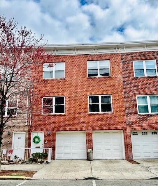 Primary Photo - 215 Madison St