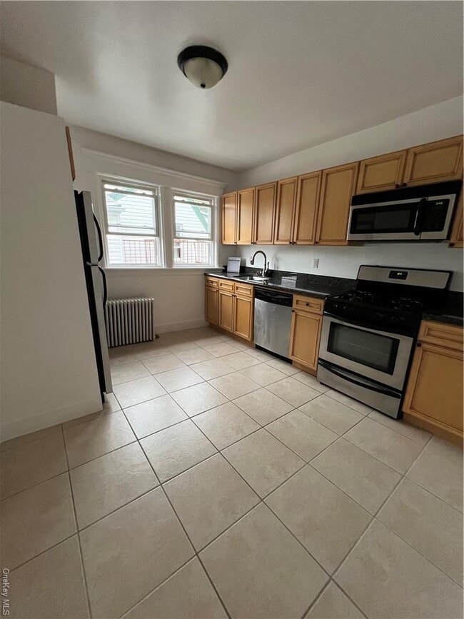 Foto del edificio - 592 Warburton Ave