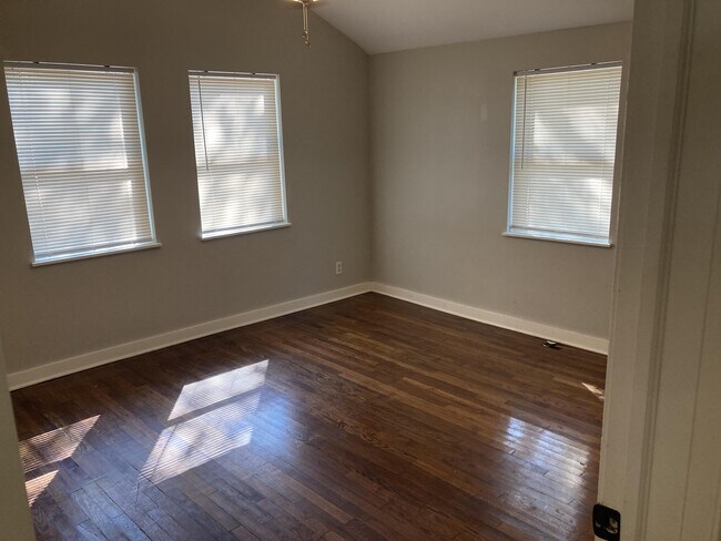 Building Photo - 1009 E Sherman Dr