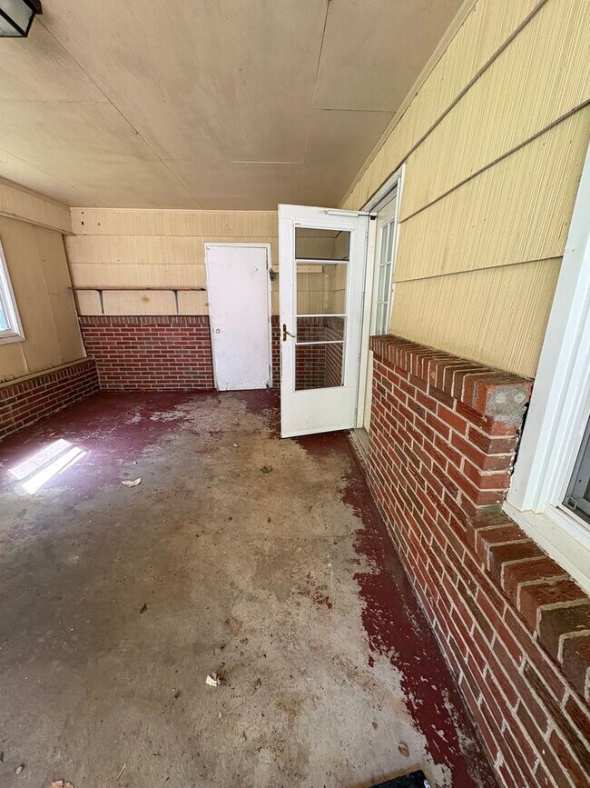 Building Photo - Great Location in Greenville 3 Bedroom 1.5 Bath  Minutes from Downtown!!