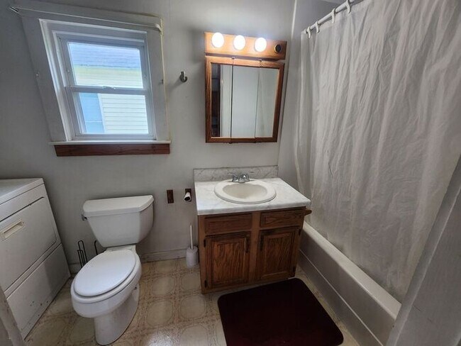 Foto del edificio - 3 Bedroom Home w/Large Kitchen - Section 8 Welcome & Pets Negotiable Ready, Set, Move