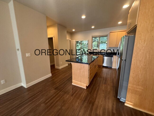 Foto del edificio - 2 bedroom 2.5 bath townhouse in Cal Young Area