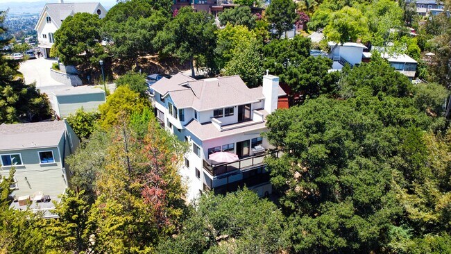 Foto del edificio - Beautiful Home in the Oakland Hills with v...
