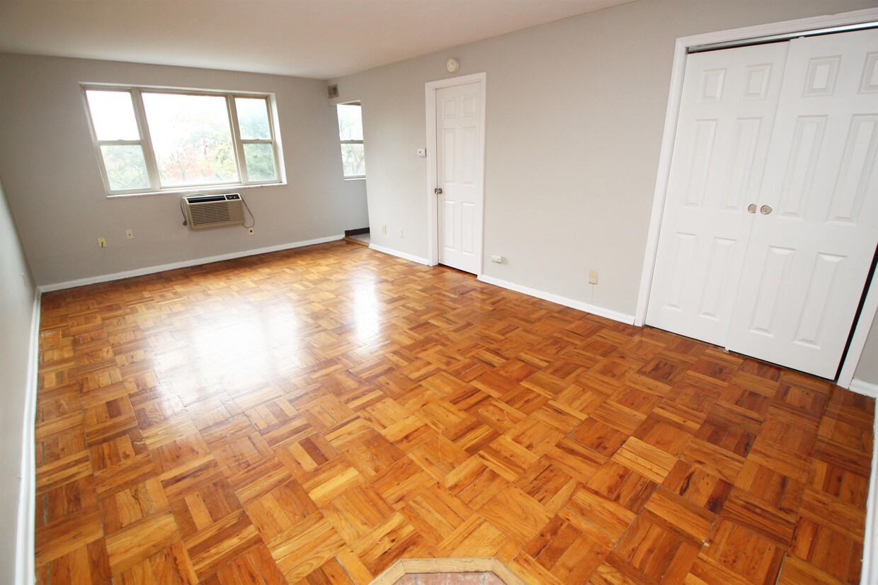 Primary Photo - 250 McKnight Cir