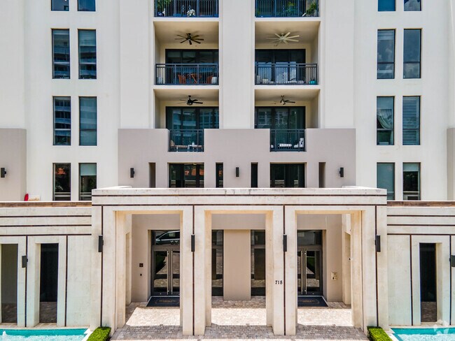Foto del edificio - 718-722 Valencia Ave