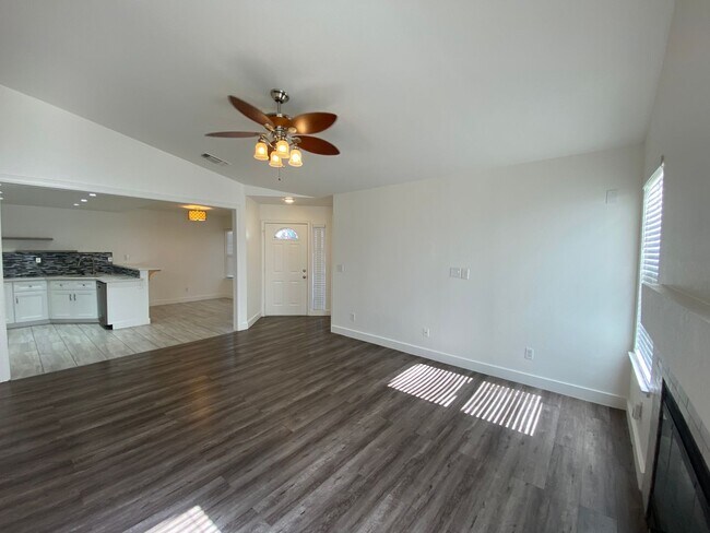 Foto del edificio - Gorgeous Corner Lot with Large Backyard