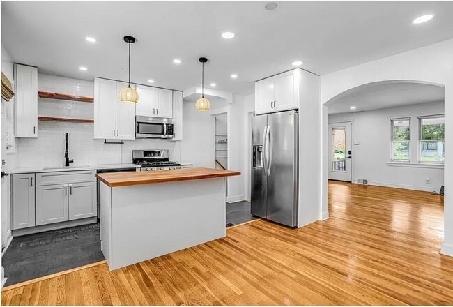 Photo - 3 Bedrooms 1.5 Bathrooms Recently Renovated House