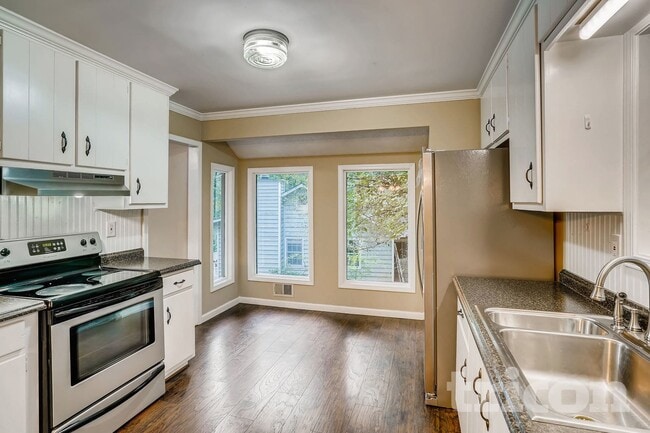 Building Photo - 136 Creekview Dr