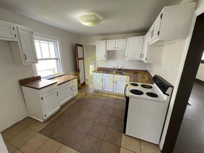Building Photo - 2 bedrooms 1 bathroom house for rent