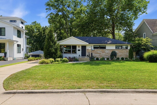 Building Photo - 1526 E Forest Ave