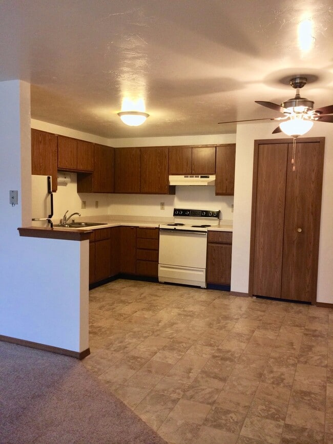 Building Photo - 2 Bedroom Spacious 2nd floor Apartment