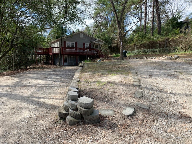 Building Photo - 3 bed 2 bath home plus basement