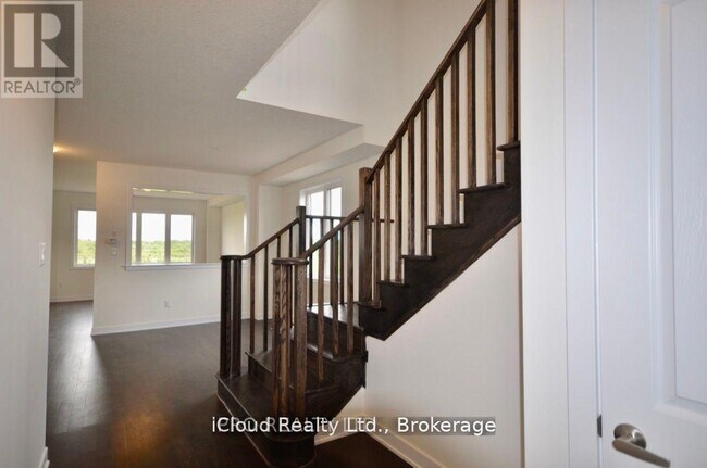 Building Photo - 166 Aviron Cres