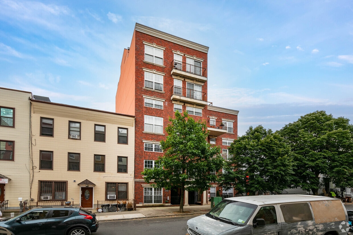 Primary Photo - 216 Calyer St