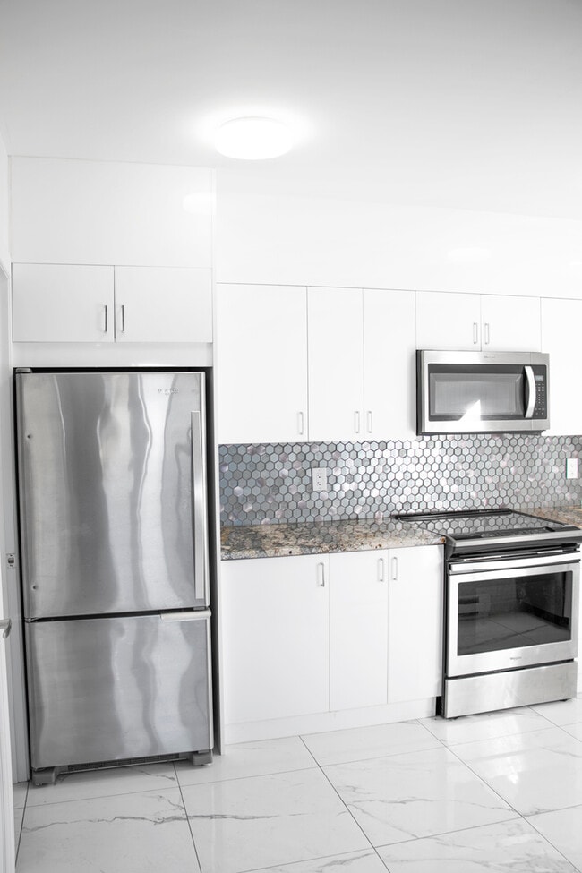 Building Photo - 5480 Av Coronation