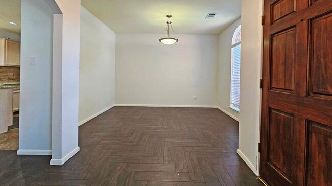 Building Photo - 1805 Oak Hollow Dr W