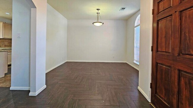 Foto del edificio - 1805 Oak Hollow Dr W