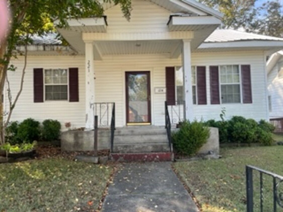 Primary Photo - Very Nice 3 Bedrooom/One Bath Home with Deck