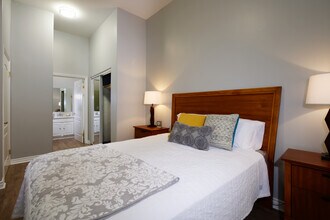 Building Photo - Hollywood View Towers