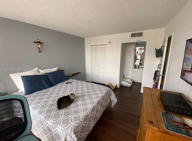 Foto del edificio - 16909 N Bay Rd