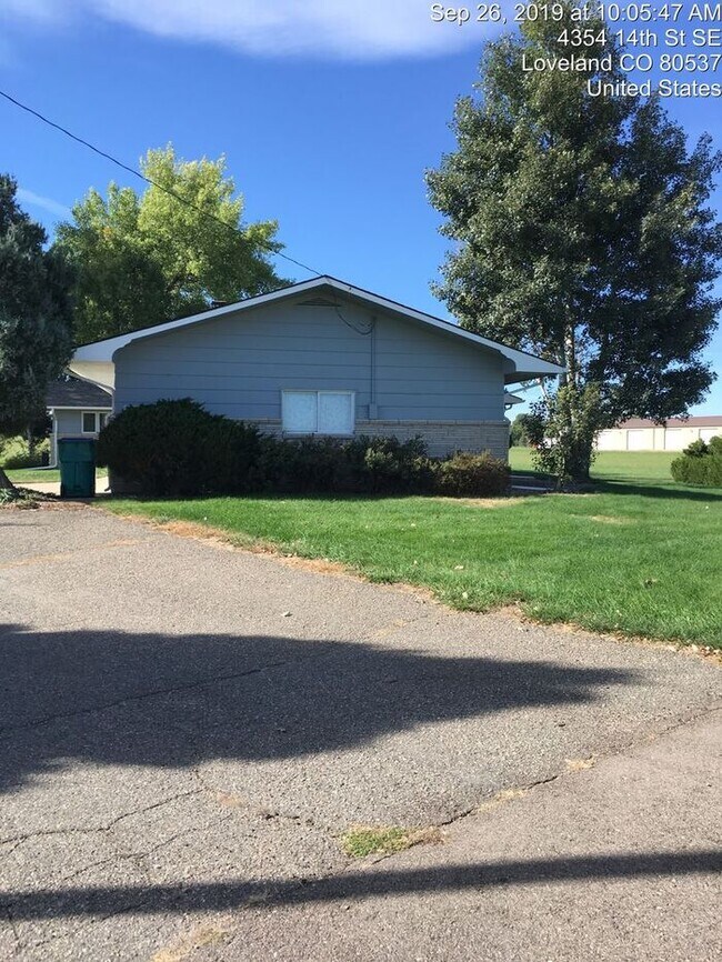 Building Photo - Lovely & Spacious 3 Bedroom, 2.5 Bath Home Ranch-Style Home with 2 car Attached Garage in SE Love...