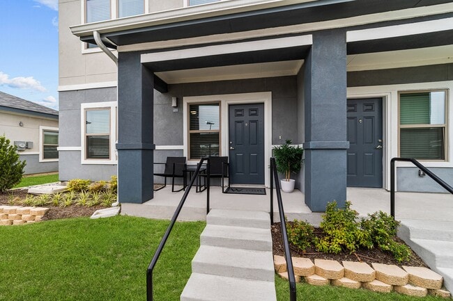Entrada principal con patio - Estates of McKinney