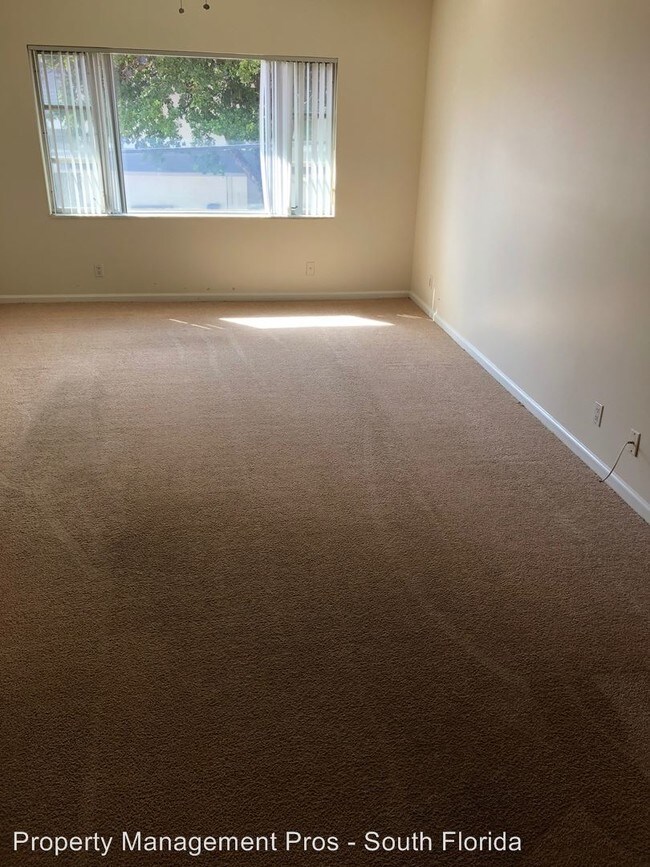 Foto del edificio - 2230 NE 56th Pl