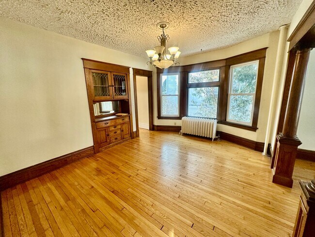 Foto del edificio - Spacious 3-Bedroom w/ Sundeck & In-Unit Laundry!