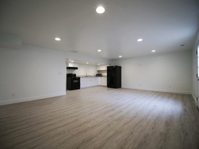 Building Photo - 7042 W Knowley Rd
