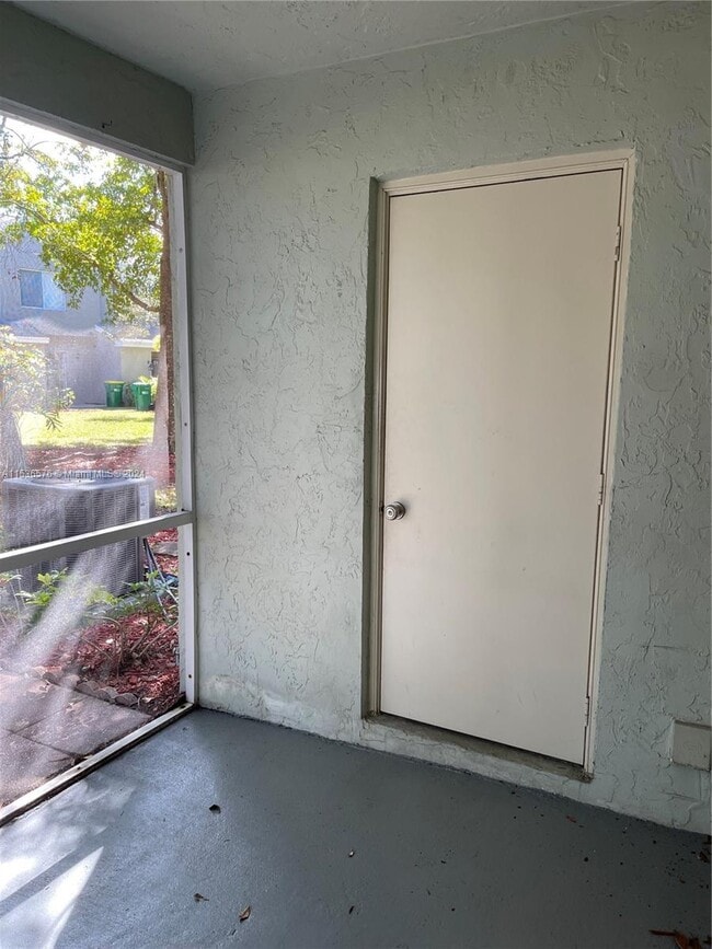 Building Photo - 7850 Sanibel Dr