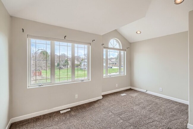 Foto del edificio - 2296 Highwood Avenue E