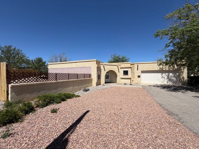 Foto del edificio - 2 Bedroom Single Story Home Available Near Unser Blvd NE & Northern Blvd NE in North Hills Rio Ra...