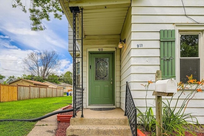 Foto del edificio - 911 Sims Ave