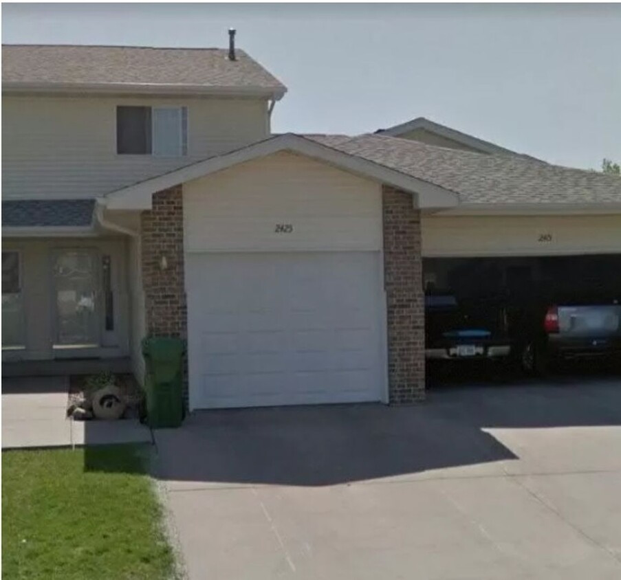 Building Photo - Linn Mar Townhouse with attached Garage