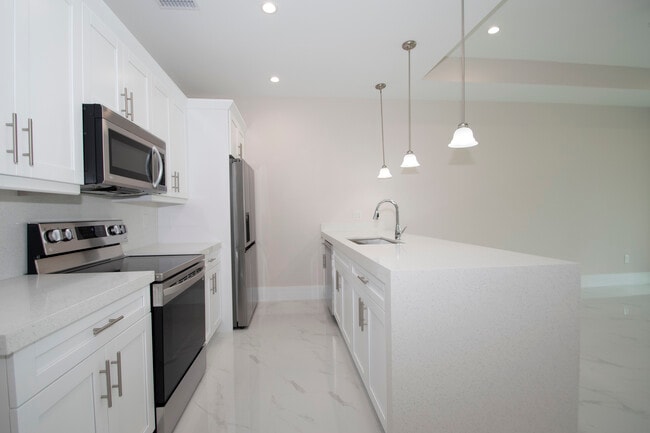 Building Photo - 122 SE 12th Ter