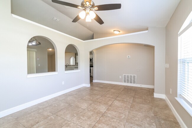 Building Photo - 814 Mountbatten Ln