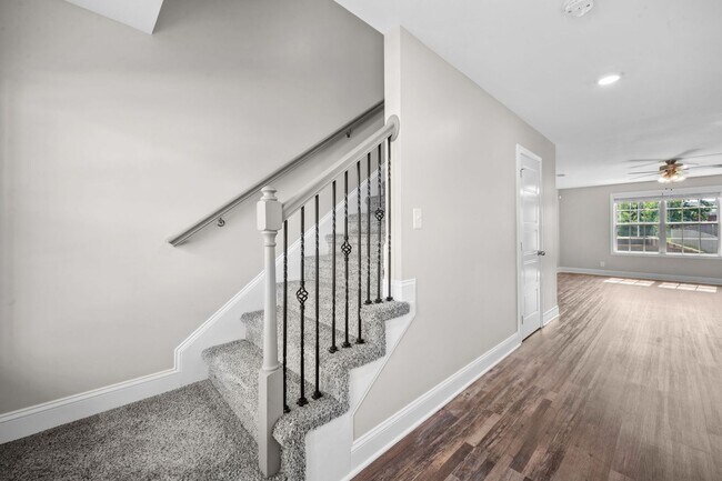 Foto del edificio - Beautiful Open-Concept Home with Covered Deck & Huge Backyard