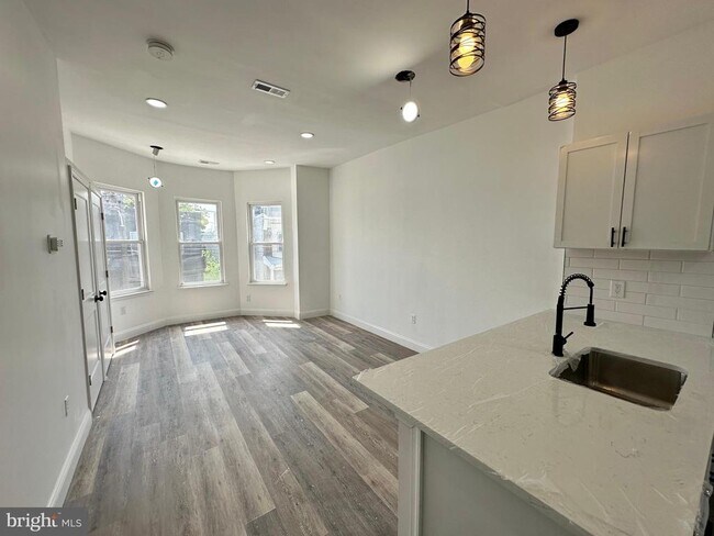 Building Photo - 1233 W Venango St