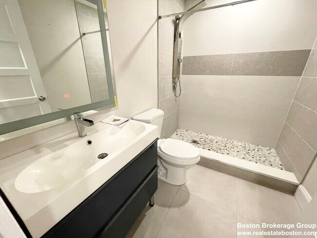 Foto del edificio - 205 E Cottage St