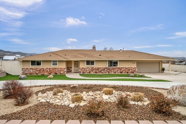Foto del edificio - FULLY FURNISHED MOUNTAIN VIEW RETREAT with HOT TUB, RV PARKING & NO HOA