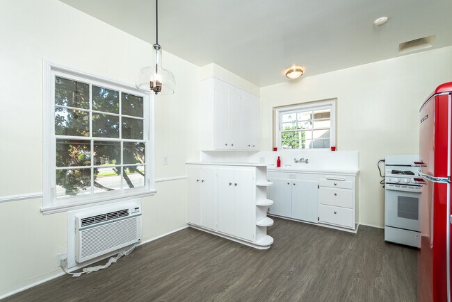 Building Photo - 1001 W Glenoaks Blvd