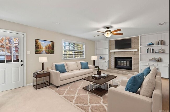 Foto del edificio - Welcome Home: Charming Brick Beauty with Covered Porch.