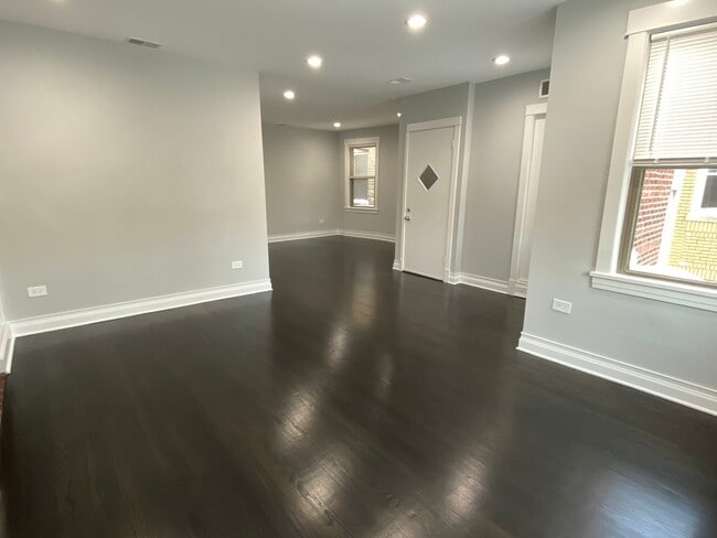 Building Photo - 5618 N Maplewood Ave