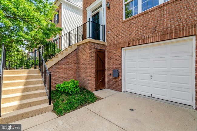 Foto del edificio - 7355 Bloomington Ct