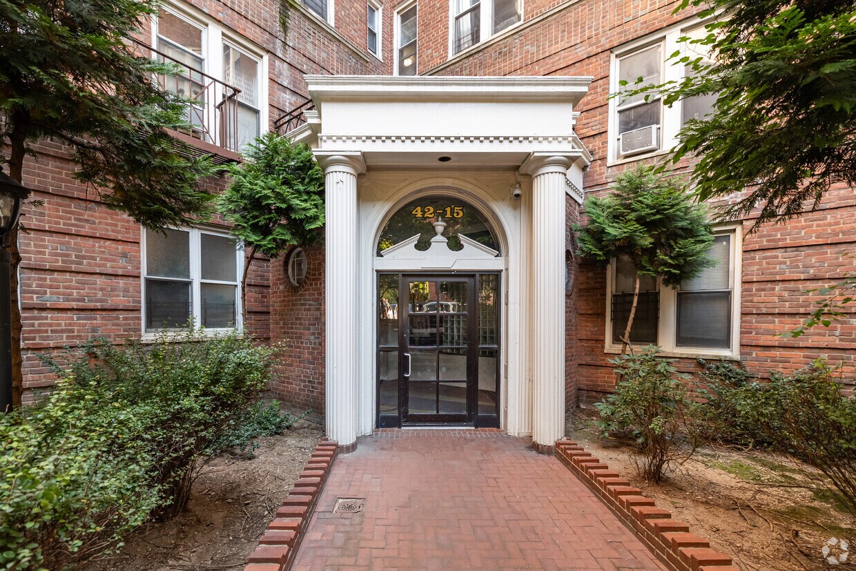 Entrada - 45-12 81st Ave