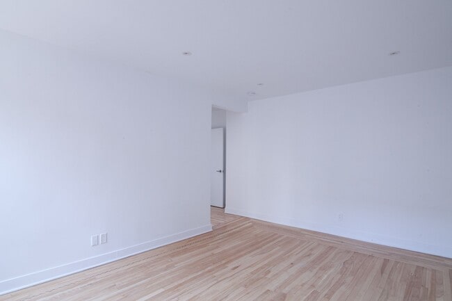 Building Photo - 2105 Rue Chomedey