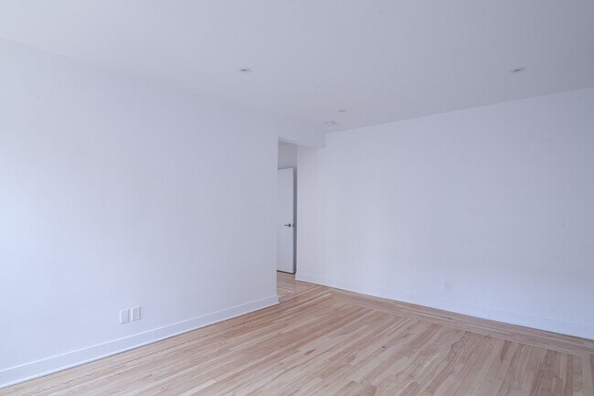 Building Photo - 2105 Rue Chomedey