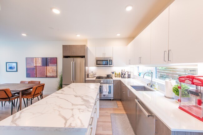 Foto del edificio - 3238 14th Ave W