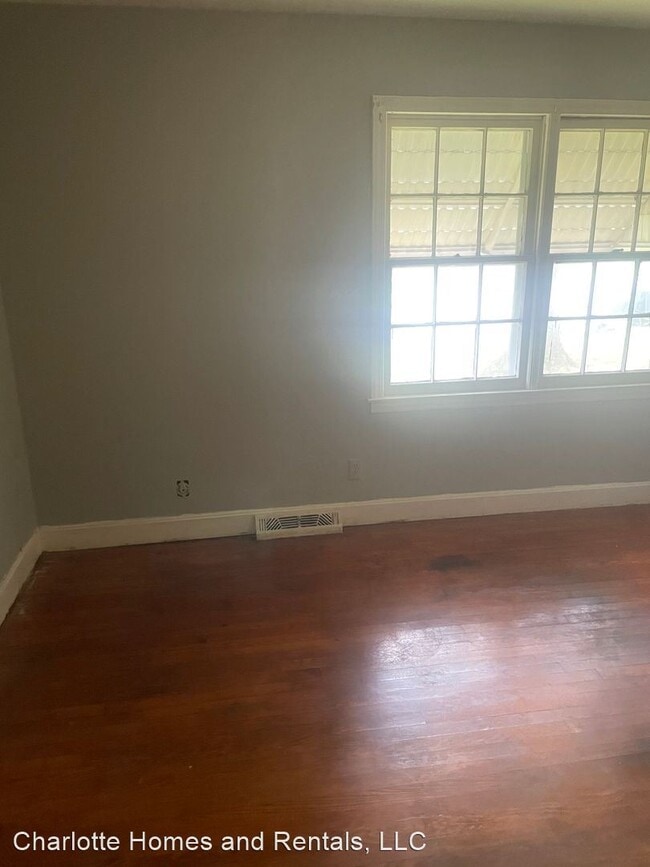 Building Photo - 3 br, 1 bath House - 3134 Markland Drive