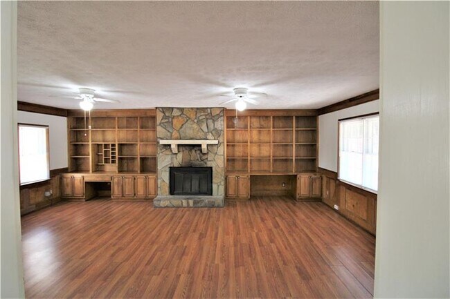 Building Photo - 823 Martins Chapel Rd